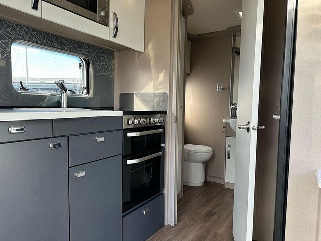 Sterling Eccles 630 Touring Caravan (2017) - Picture 12