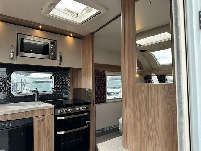 Swift Challenger 580 Touring Caravan (2019) - Picture 13