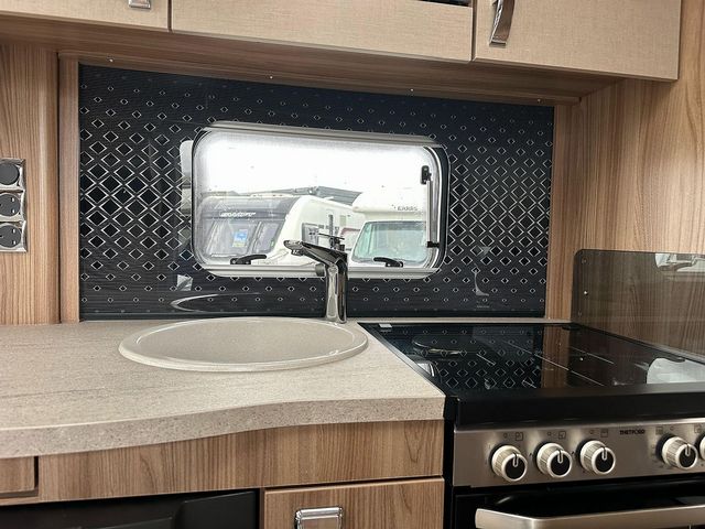 Swift Challenger 580 Touring Caravan (2019) - Picture 19