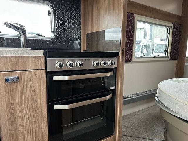 Swift Challenger 580 Touring Caravan (2019) - Picture 9