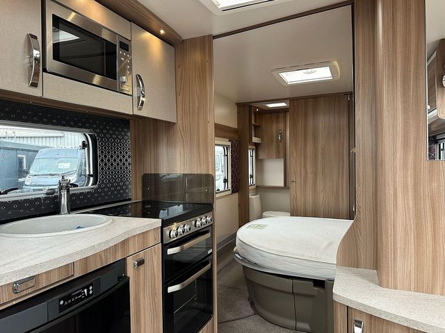 Swift Challenger 580 Touring Caravan (2019) - Picture 19