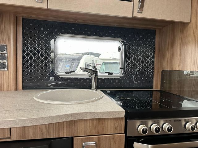 Swift Challenger 580 Touring Caravan (2019) - Picture 20