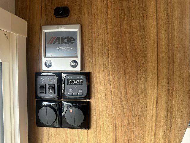 Elddis Crusader Tempest EB Touring Caravan (2014) - Picture 8
