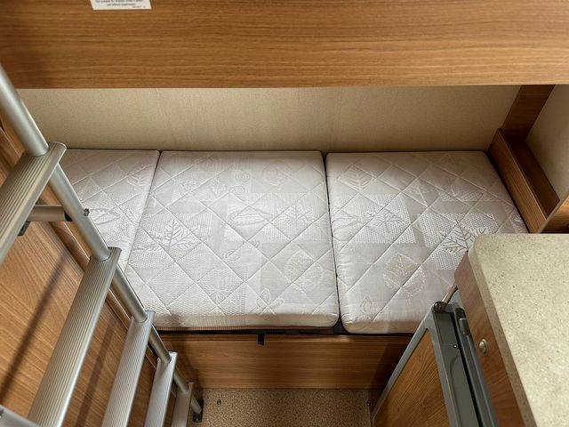 Swift Escape 696 Motorhome (2012) - Picture 10