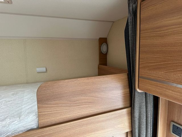 Swift Escape 696 Motorhome (2012) - Picture 11