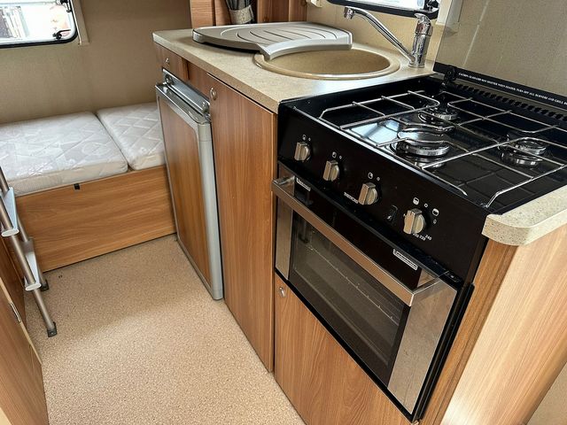 Swift Escape 696 Motorhome (2012) - Picture 12