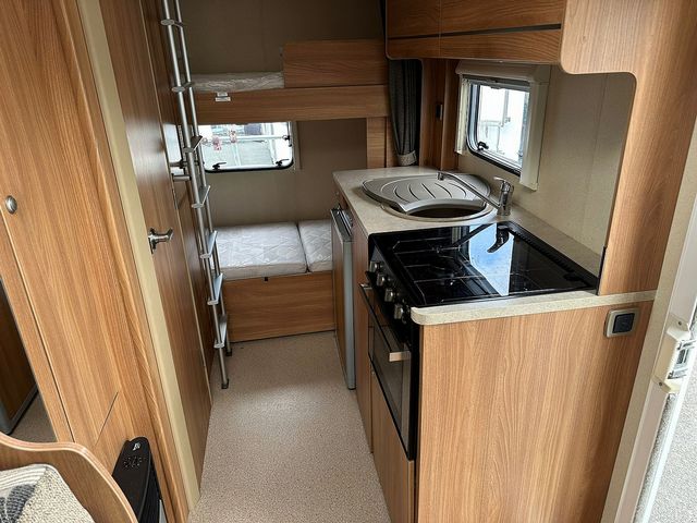 Swift Escape 696 Motorhome (2012) - Picture 13