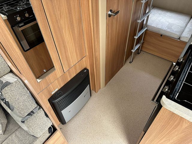 Swift Escape 696 Motorhome (2012) - Picture 5