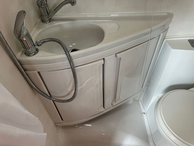 Swift Escape 696 Motorhome (2012) - Picture 9