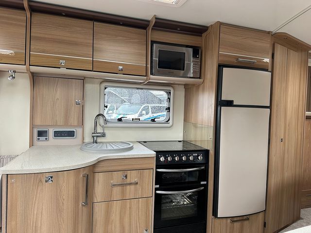 Bailey Unicorn Barcelona Touring Caravan (2016) - Picture 5