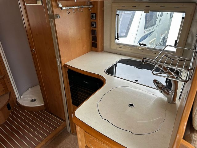 Rapido Le Randonneur 7097F Motorhome (2007) - Picture 15