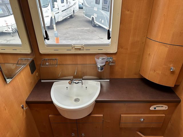 Rapido Le Randonneur 7097F Motorhome (2007) - Picture 16