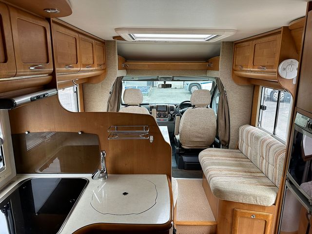 Rapido Le Randonneur 7097F Motorhome (2007) - Picture 8