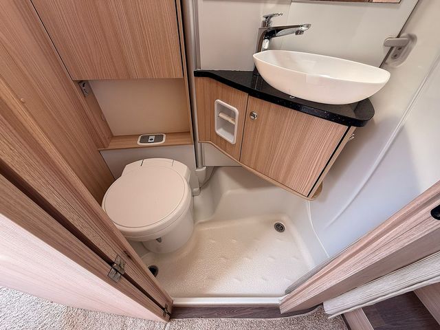 Burstner Nexxo 2.3 T690 Sovereign Motorhome (2015) - Picture 14