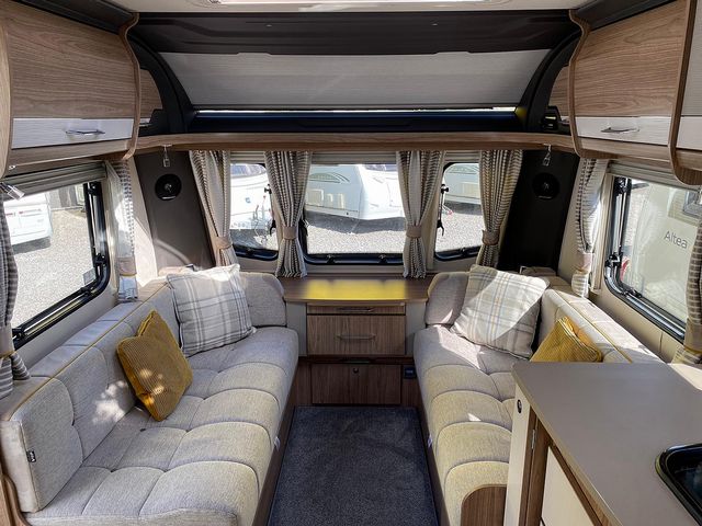 Coachman VIP 575 Touring Caravan (2019) - Picture 11