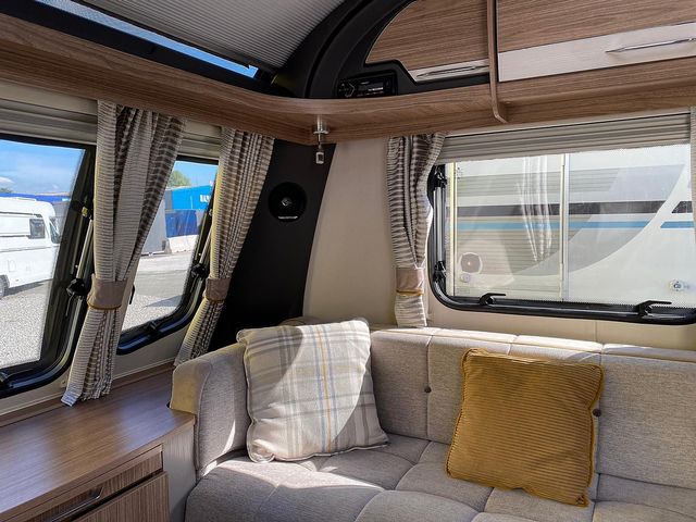 Coachman VIP 575 Touring Caravan (2019) - Picture 13