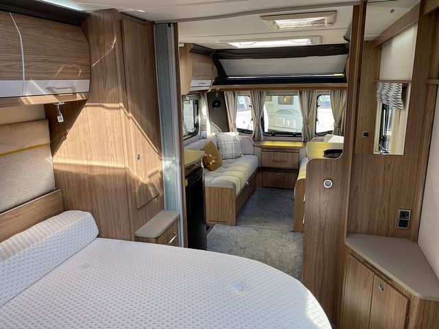 Coachman VIP 575 Touring Caravan (2019) - Picture 15