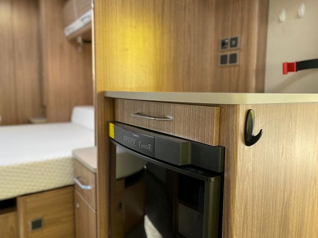 Coachman VIP 575 Touring Caravan (2019) - Picture 5
