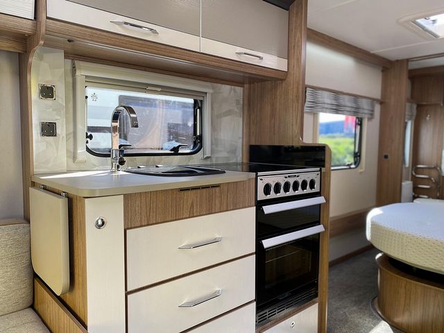 Coachman VIP 575 Touring Caravan (2019) - Picture 8