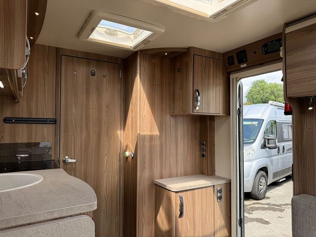 Swift Sprite Major 4EB Touring Caravan (2017) - Picture 5