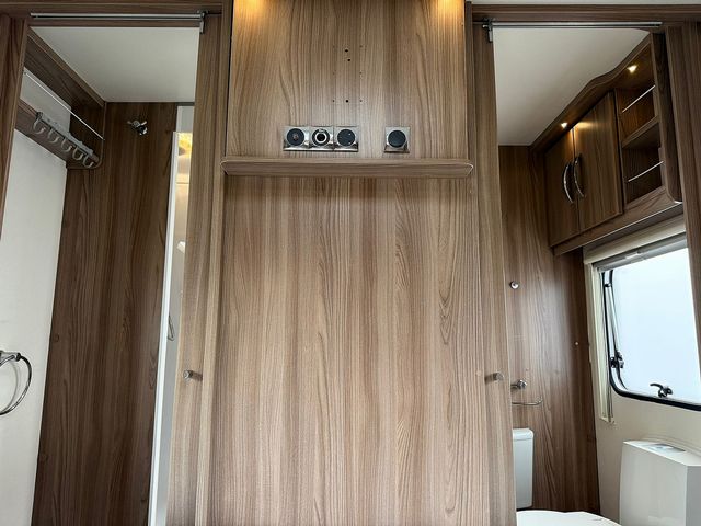 Swift Sprite Major 4EB Touring Caravan (2017) - Picture 9