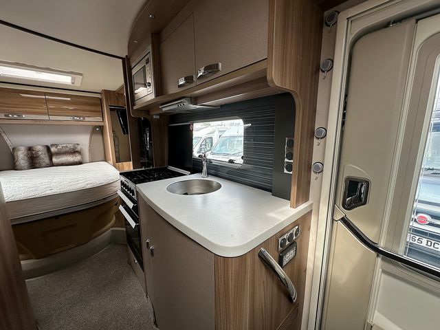 Swift Kon Tiki 2.3 625 High Line Black Edition Motorhome (2018) - Picture 11
