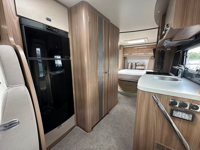 Swift Kon Tiki 2.3 625 High Line Black Edition Motorhome (2018) - Picture 12