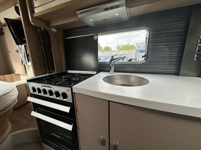 Swift Kon Tiki 2.3 625 High Line Black Edition Motorhome (2018) - Picture 13