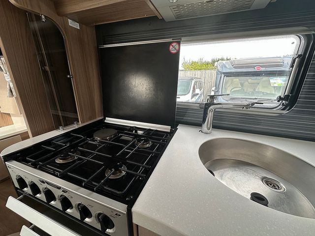 Swift Kon Tiki 2.3 625 High Line Black Edition Motorhome (2018) - Picture 14