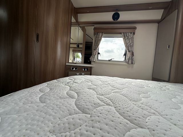 Swift Kon Tiki 2.3 625 High Line Black Edition Motorhome (2018) - Picture 17