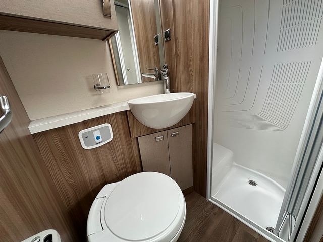 Swift Kon Tiki 2.3 625 High Line Black Edition Motorhome (2018) - Picture 18