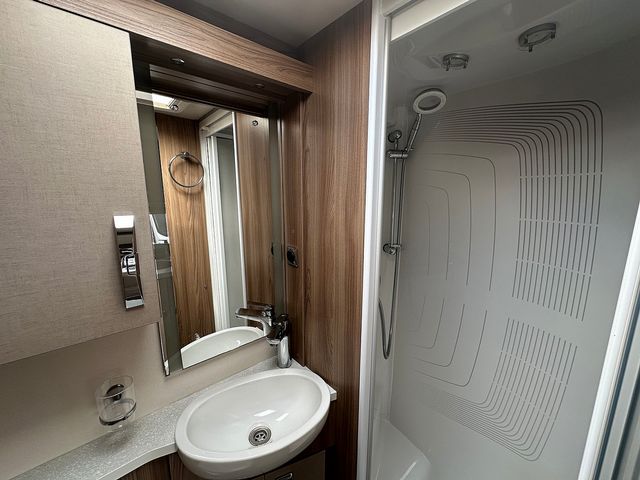 Swift Kon Tiki 2.3 625 High Line Black Edition Motorhome (2018) - Picture 19
