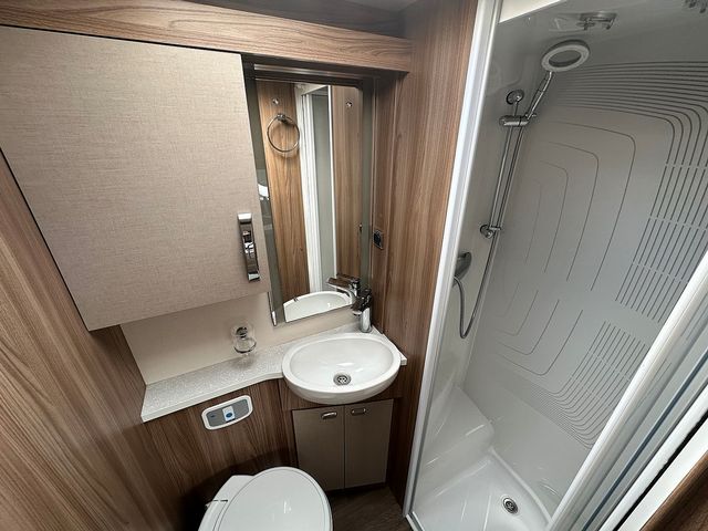 Swift Kon Tiki 2.3 625 High Line Black Edition Motorhome (2018) - Picture 20