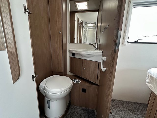 Carado I-Series 2.3 I449 Emotion Motorhome (2019) - Picture 18
