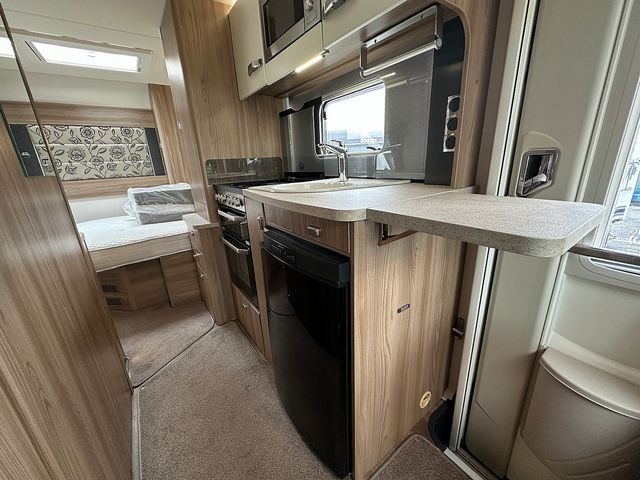 Bessacarr E40 Series 2.3 E494 Motorhome (2016) - Picture 11