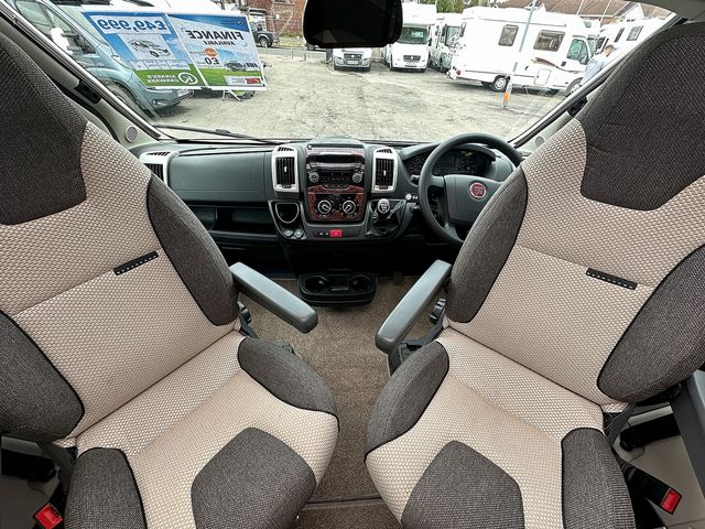 Bessacarr E40 Series 2.3 E494 Motorhome (2016) - Picture 5