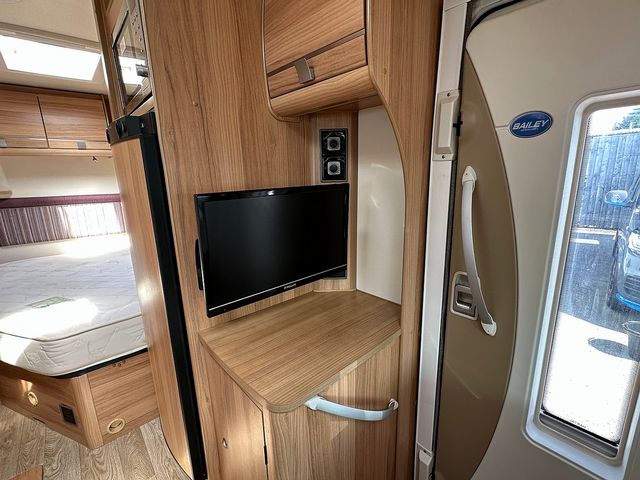 Bailey Approach 2.2 745 SE Motorhome (2012) - Picture 10