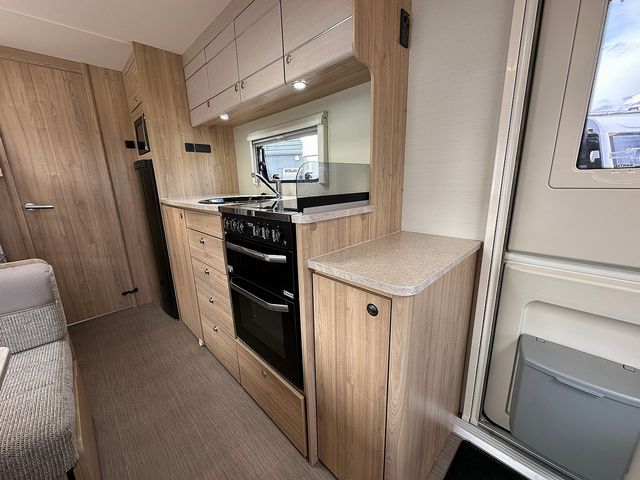 Elddis Avante 636 Touring Caravan (2016) - Picture 10