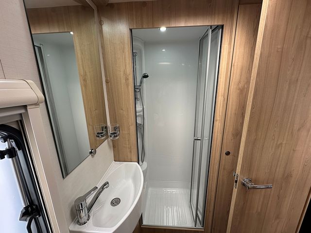 Elddis Avante 636 Touring Caravan (2016) - Picture 16