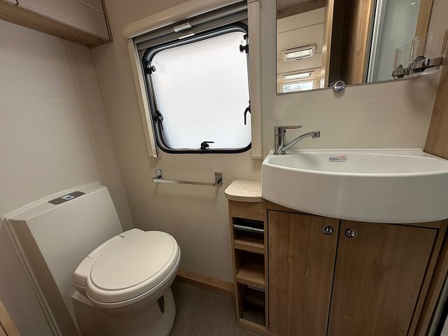 Elddis Avante 636 Touring Caravan (2016) - Picture 17