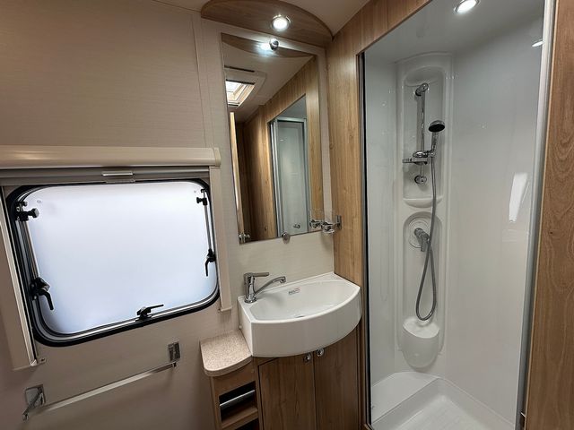 Elddis Avante 636 Touring Caravan (2016) - Picture 19