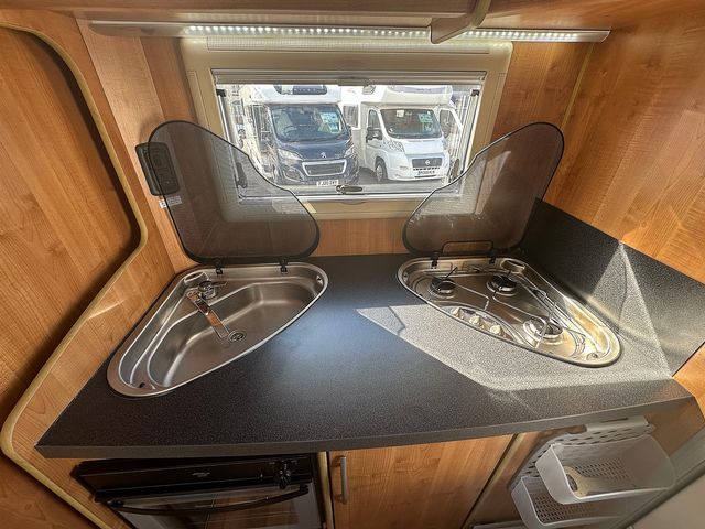 Auto-Trail Excel 590 EK 2.0 Motorhome (2010) - Picture 16