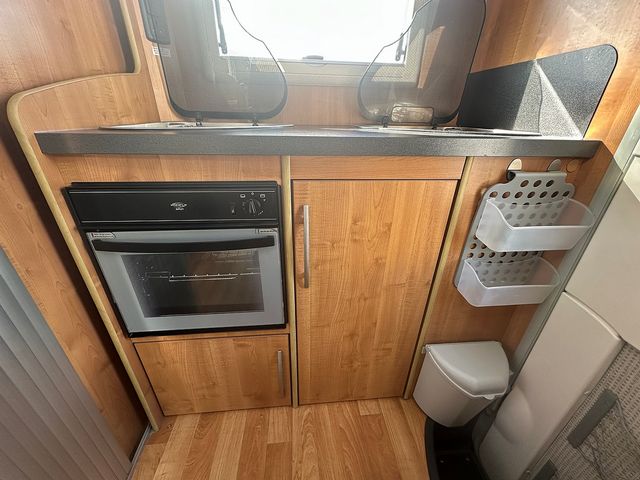 Auto-Trail Excel 590 EK 2.0 Motorhome (2010) - Picture 17