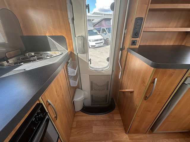 Auto-Trail Excel 590 EK 2.0 Motorhome (2010) - Picture 18