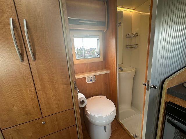 Auto-Trail Excel 590 EK 2.0 Motorhome (2010) - Picture 19