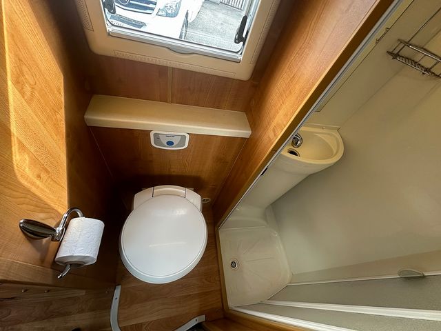 Auto-Trail Excel 590 EK 2.0 Motorhome (2010) - Picture 20