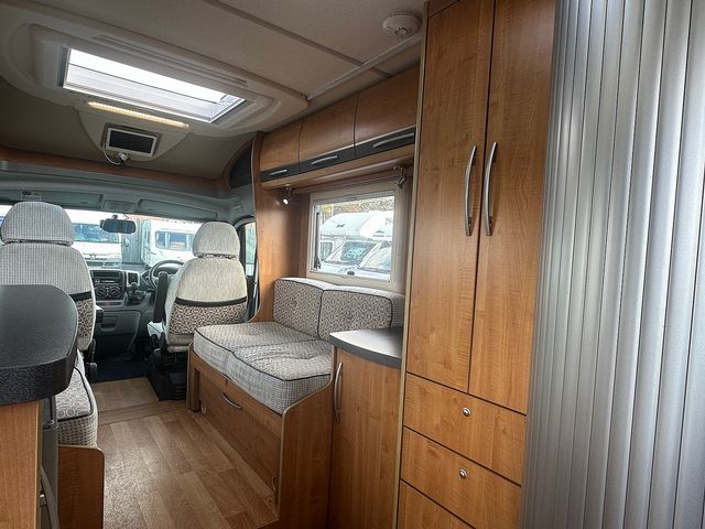 Auto-Trail Excel 590 EK 2.0 Motorhome (2010) - Picture 5