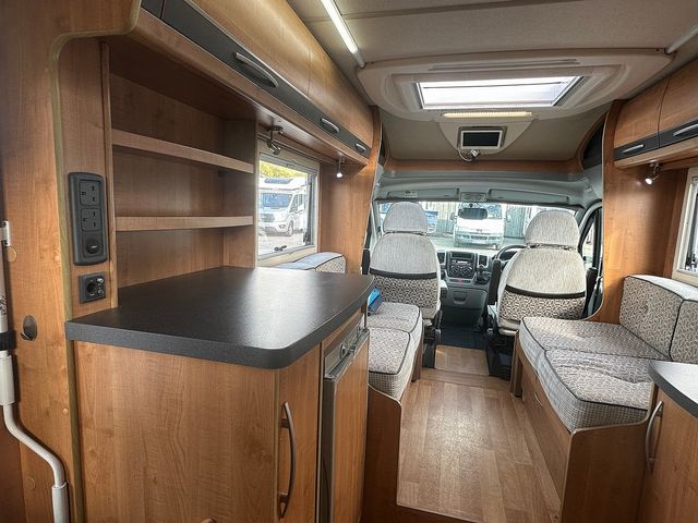 Auto-Trail Excel 590 EK 2.0 Motorhome (2010) - Picture 6