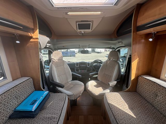 Auto-Trail Excel 590 EK 2.0 Motorhome (2010) - Picture 8