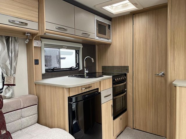 Coachman Pastiche 545 Touring Caravan (2018) - Picture 14